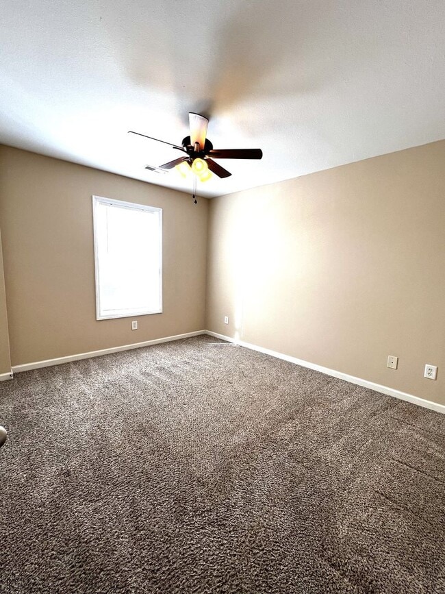 Building Photo - 2 Bedroom 1.5 Bathroom Townhome!!!