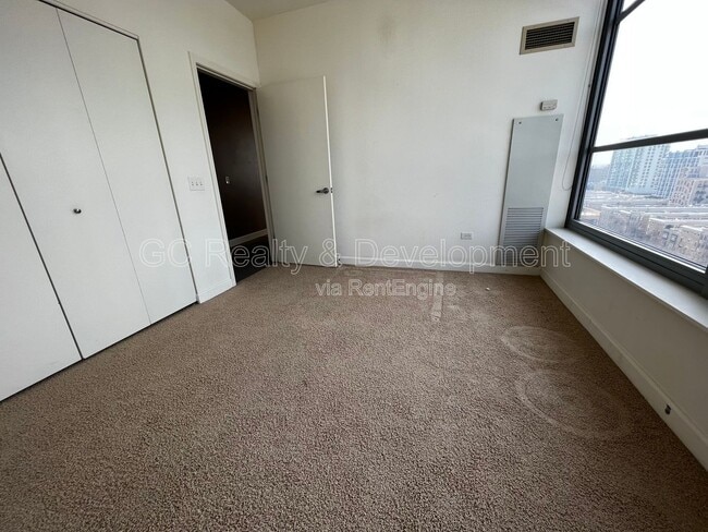 Building Photo - 1600 S Prairie Ave