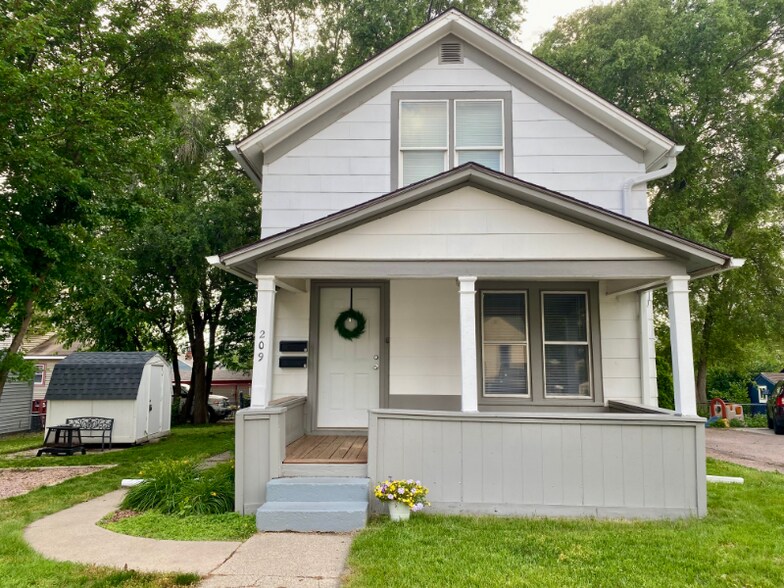 Primary Photo - 209 S Willow Ave