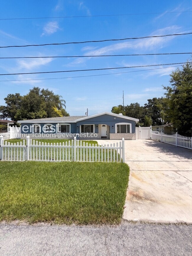 Building Photo - 4 Bed/2.5 Bath Home with Detached Garage / Available Now!