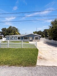 Building Photo - 4 Bed/2.5 Bath Home with Detached Garage / Available Now!