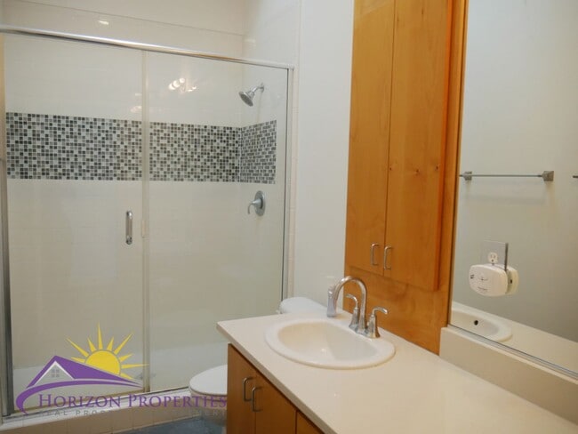 Building Photo - Modern Bright Three-story 3 Bed 2 Bath 1,400 Sqft Mansion Flats Designer Condo