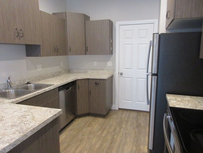 Building Photo - 3 bed -2.5 bath - Newer townhome in the he...