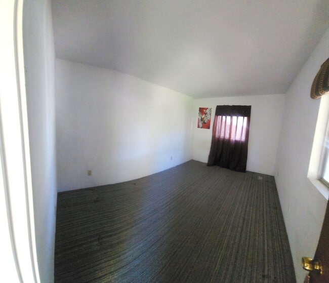 Building Photo - Well maintained 5 bedroom 2 bath with garage