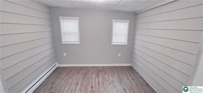 Building Photo - 1103 N Van Buren St