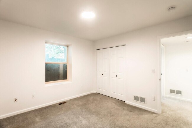 Building Photo - 94 Castle Ridge Dr