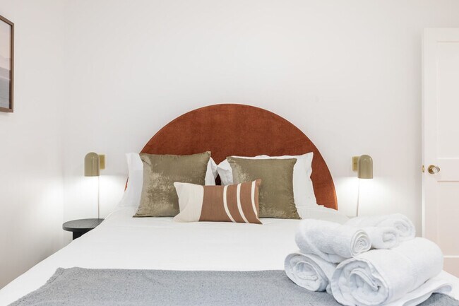 Building Photo - 2453 4th Ave W