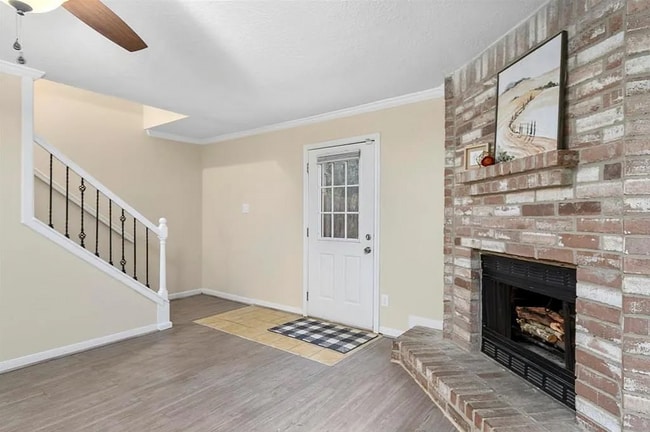 Building Photo - 2 Bedroom, 1.5 Bath Townhome – Modern Comf...