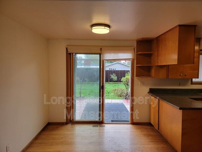 Building Photo - 1827 NW Menlo Dr