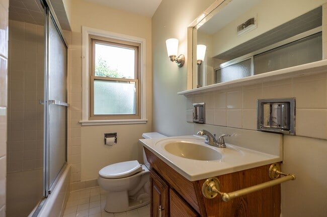 Building Photo - Come home to the serenity of Mequon-Thiensville