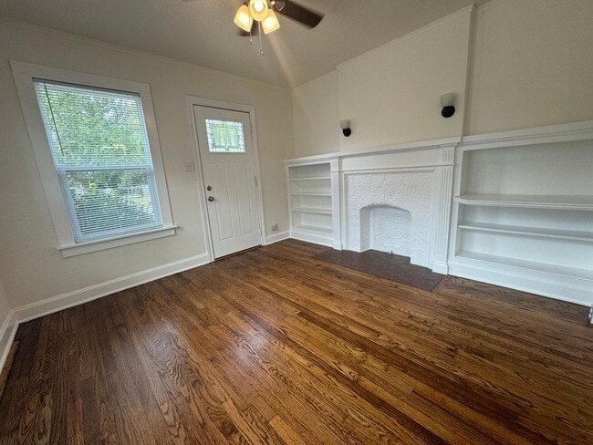 Building Photo - Adorable One bedroom One bathroom duplex l...