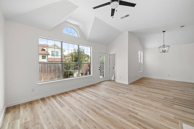 Building Photo - 945 Azalia Dr