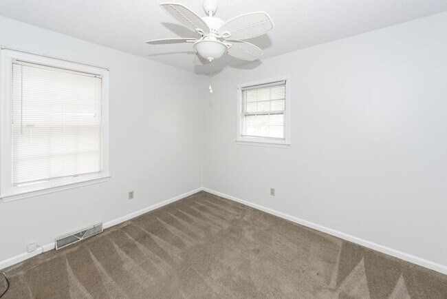 Building Photo - 3 Bedroom 2 Bath Home in Briarwood - Summe...