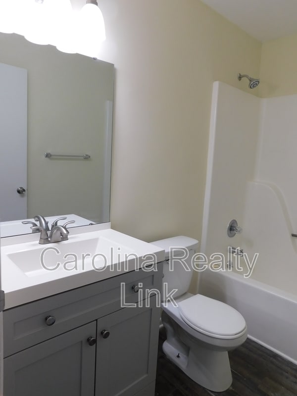 Building Photo - 416 E 19th St