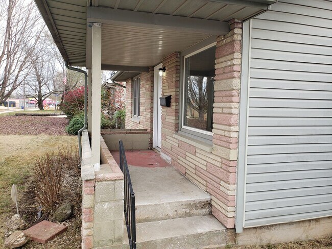 Building Photo - 1664 E Florida St