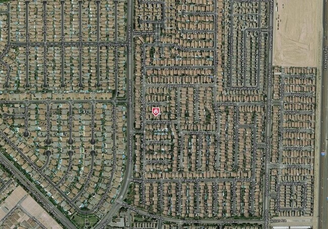 Building Photo - Beautiful former Model Home located near Southern Highlands Golf Club.