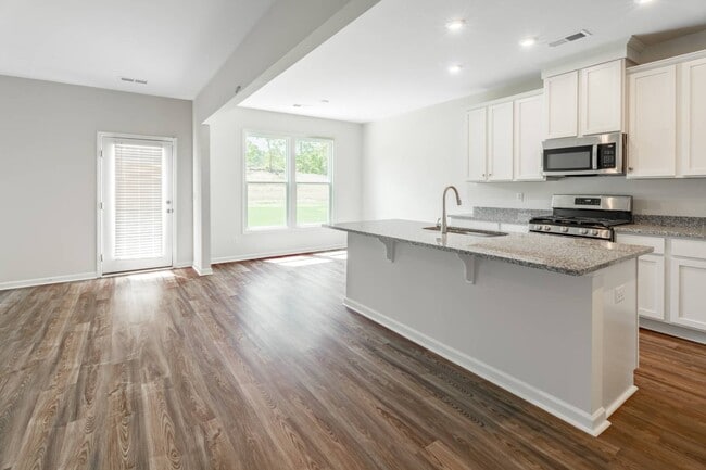 Building Photo - 421 Midland Pnes Dr