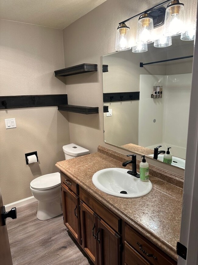 Building Photo - Beautiful 3 bedroom 2 bathroom house in a ...