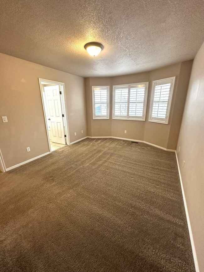 Building Photo - 4 Bed | 2.5 Bath Home in Clinton – Ready for Move-In!