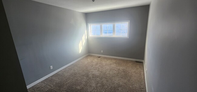 Building Photo - Beautiful 3 Bed Town Home for Rent