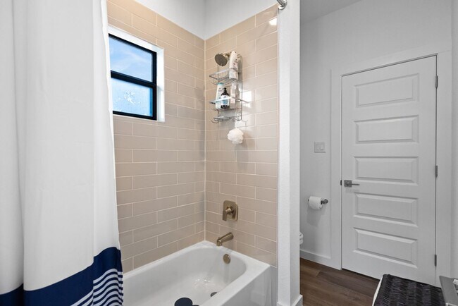 Building Photo - Charming Home Awaits: Spacious & Modern Living in a Prime Location