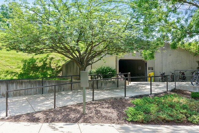 Building Photo - Spacious 2BD/1BA Condo with Glorious Views!