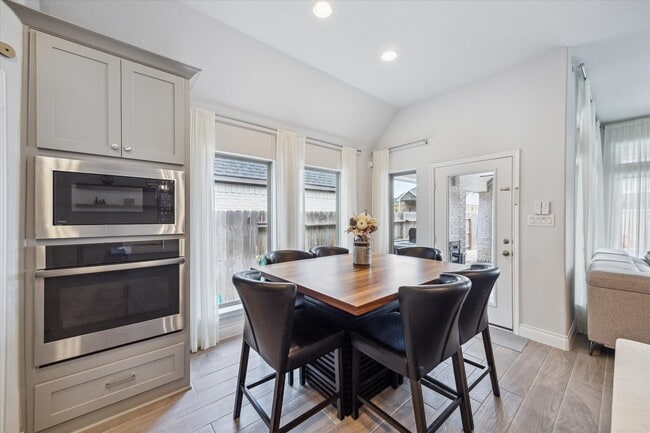 Building Photo - 28710 Wildthorne Ct