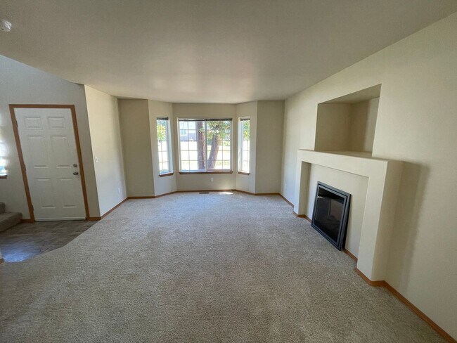 Building Photo - Beautiful, Spacious 4 BD/2.75 BATH house l...