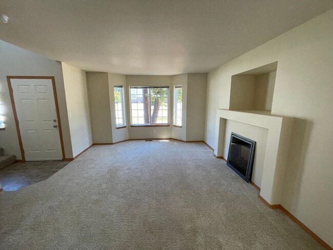 Building Photo - Beautiful, Spacious 4 Bedroom - 2.75 Bath ...