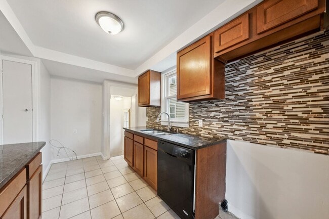 Building Photo - Beautiful Home in South Euclid