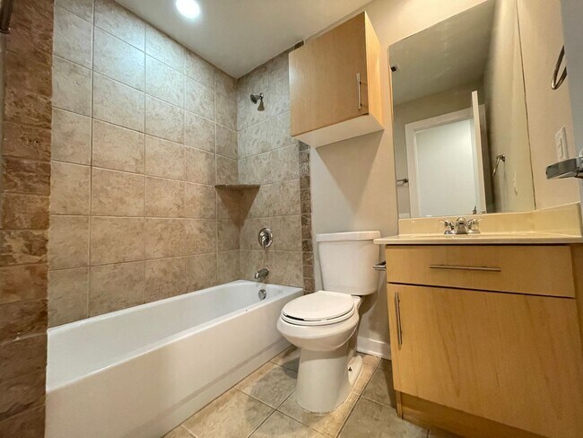 Building Photo - Dallas 3 story Loft