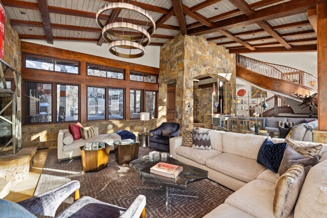 Building Photo - 472 Thunderbowl Ln