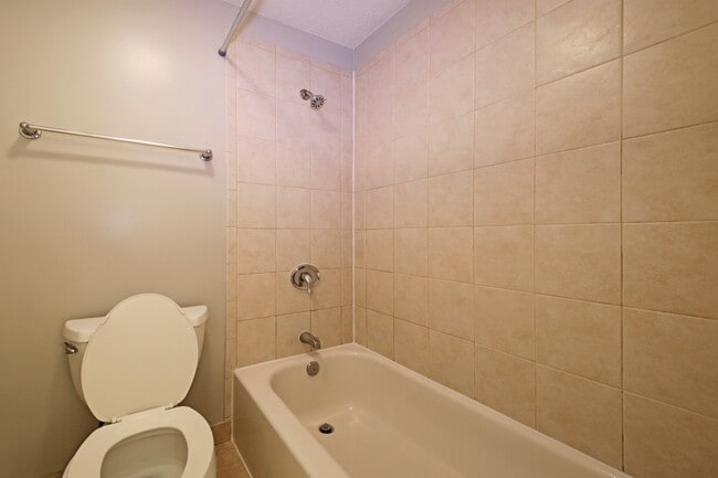 Building Photo - Updated top floor 2br with vaulted ceilings, two balconies and treed views!