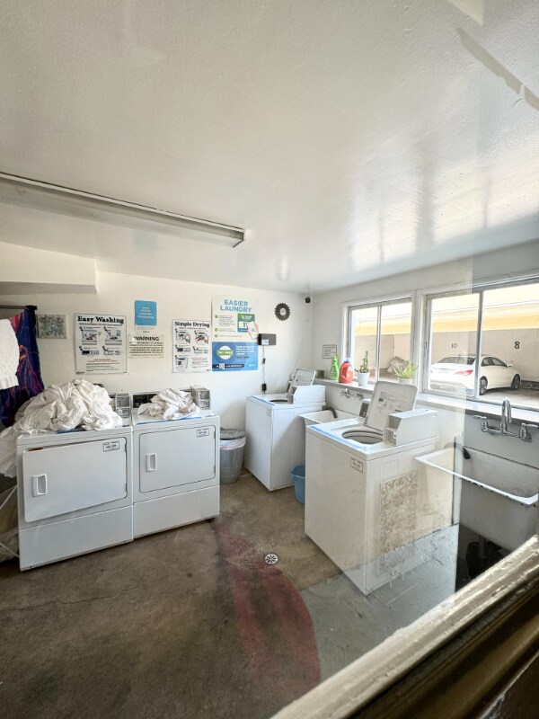 Building Photo - 905 N Sweetzer Ave