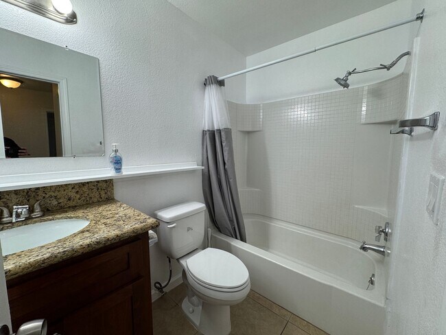 Building Photo - 3 Bed, 2 Bath Duplex in Quail Lakes Aea