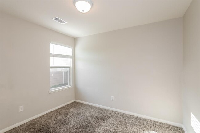 Building Photo - 3004 Oak Ln