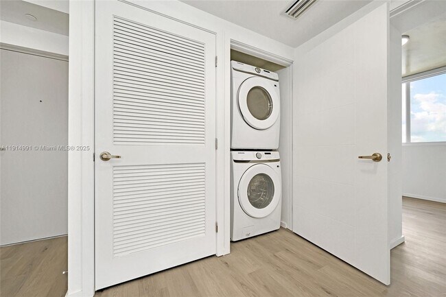 Building Photo - 475 NE 125th St