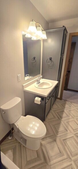Master bath - 6125 S Alki Pl
