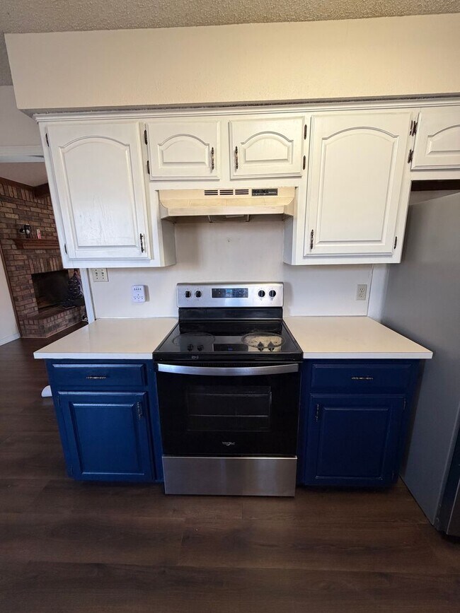 Building Photo - $2,000 Move In Special