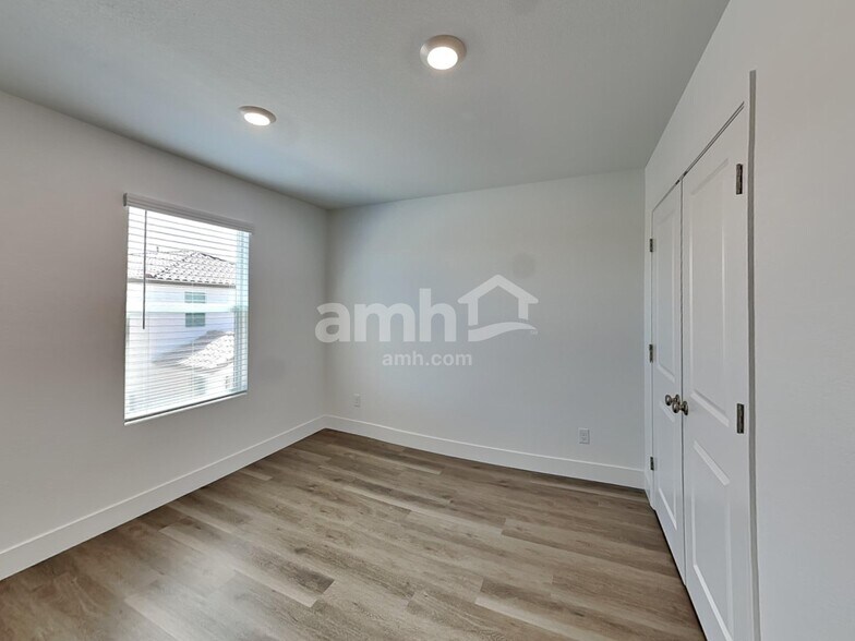 Building Photo - 5824 Vaes Dothrak St