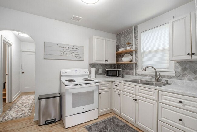 Building Photo - Fully Furnished 1 Bedroom 1 Bathroom WITH laundry!