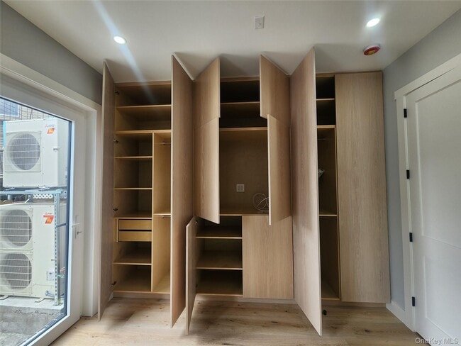 Building Photo - 14 Hausman St