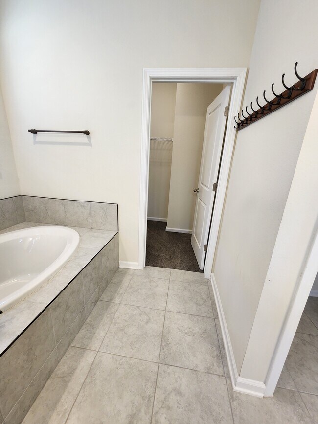 Building Photo - 285 Holly Forest Dr