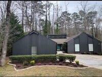 Building Photo - 192 Kings Row NE