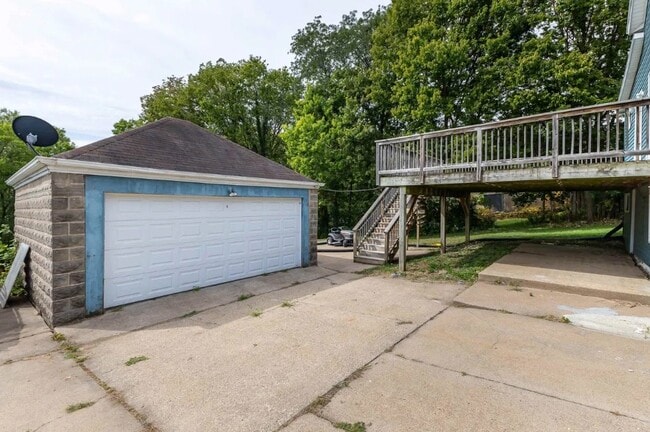 Building Photo - 844 Clarke Dr