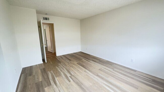 Building Photo - 1520 N California Ave