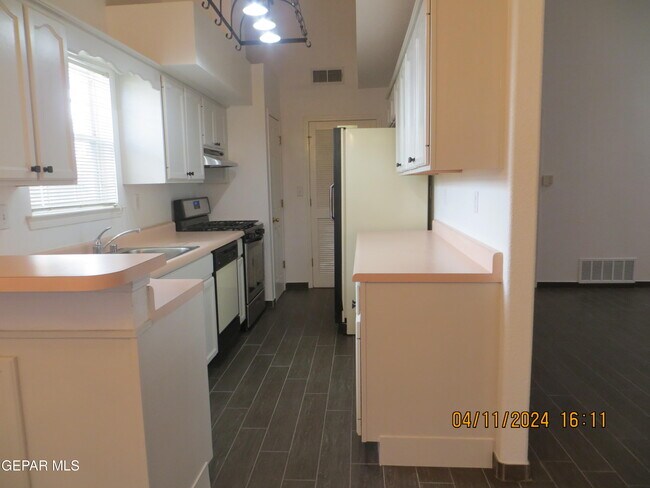 Building Photo - 7115 Oval Rock Dr