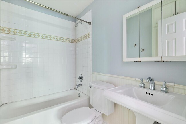 Building Photo - 407 E 45th St