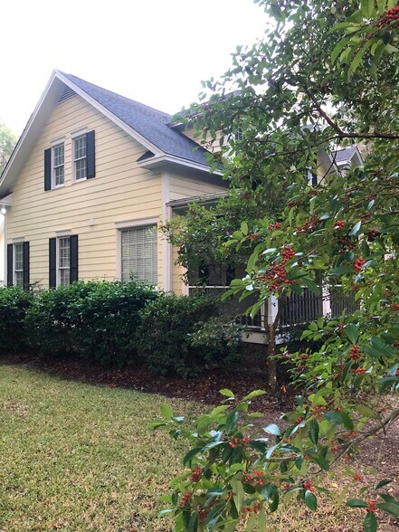 Side - 15 Morven Ln