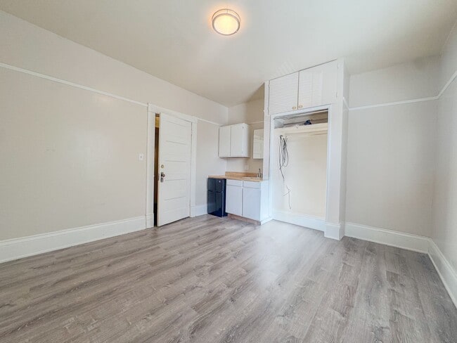 Building Photo - Studio with shared bath